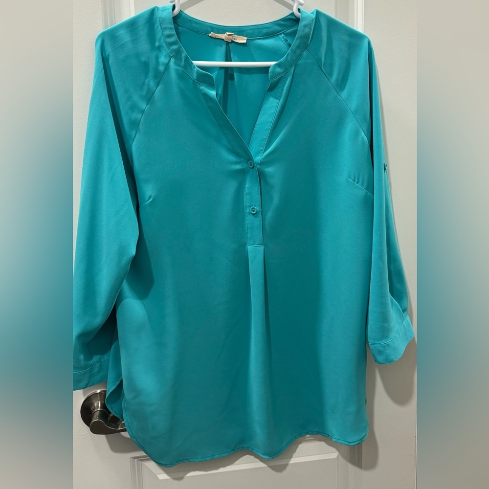 Lightweight turquoise top